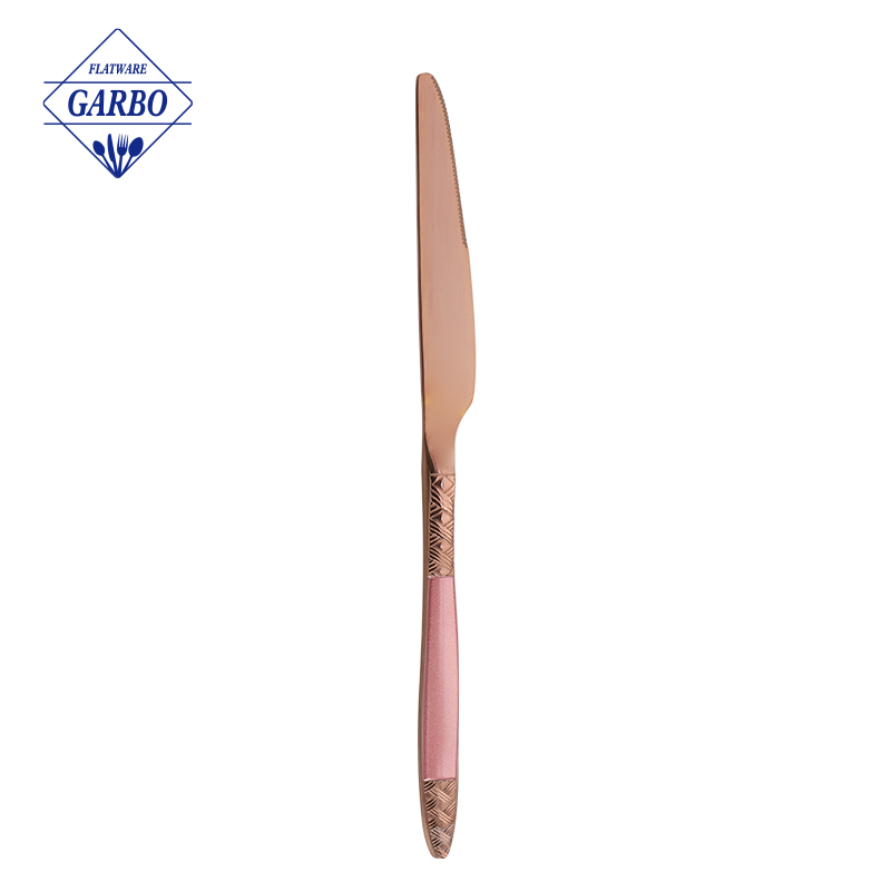 Классический обеденный нож простого дизайна со столовыми приборами цвета розового золота.