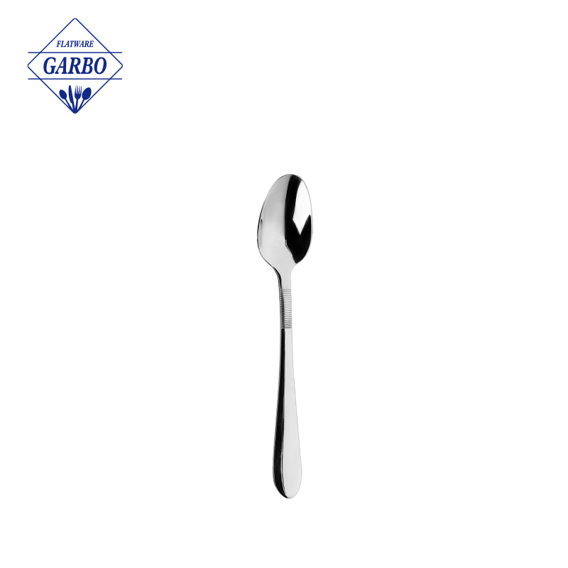 中国经典不锈钢餐勺，设计简约，银色