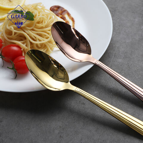 Set sendok dan garpu emas stainless steel diproduksi oleh pabrik