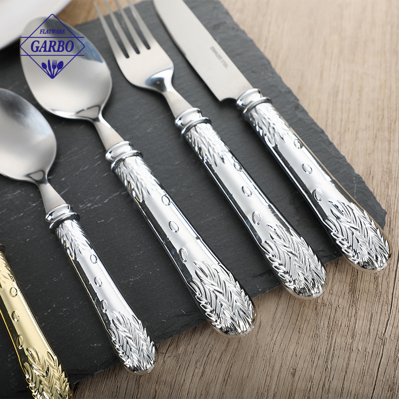 Stainless Cutlery Set With Silver Color Handles Comfortable to Hold
