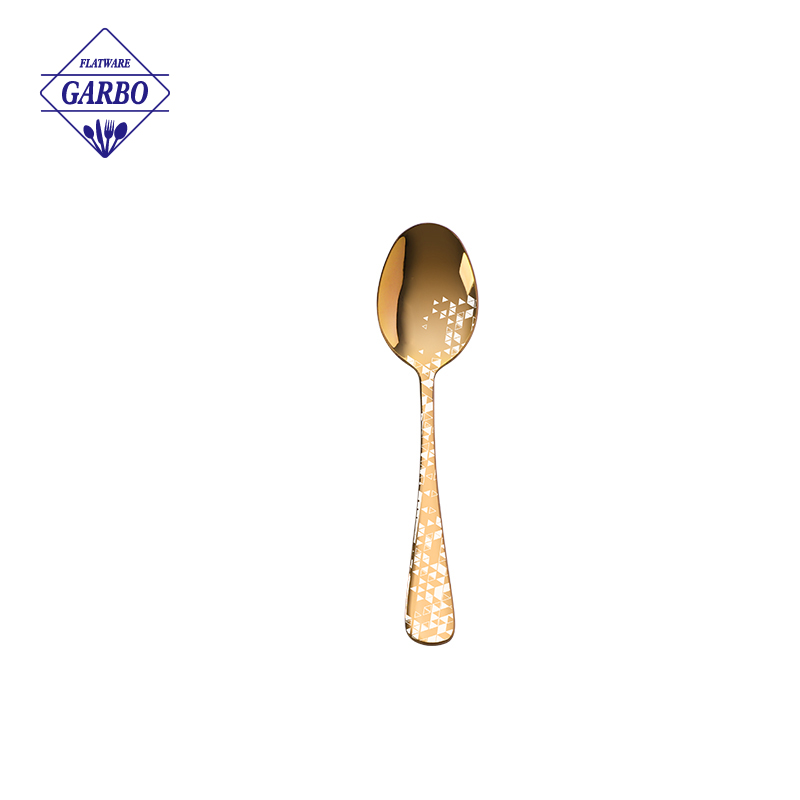 PVD glodlen cutlery sets  with 4 pcs  china manufacter 