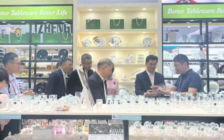 Mayor of Guangzhou Visits Garbo Flatware Booth at 136th Canton Fair