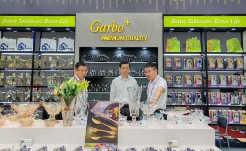 Vice Mayor of Guangzhou Hu Hao Visits Garbo Flatware at the 138th Canton Fair: