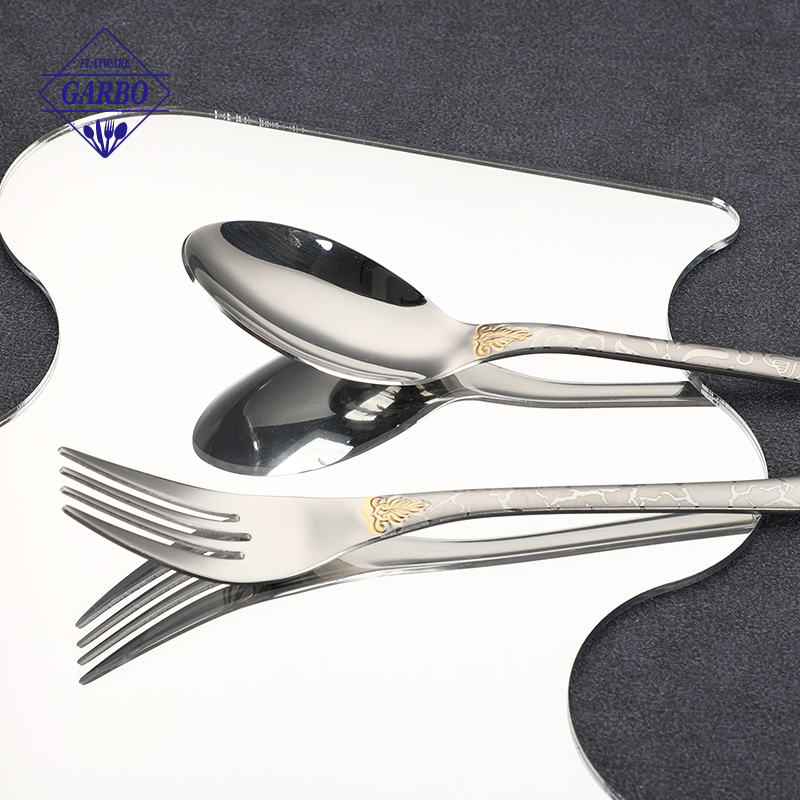 Factory Vertical Line Patter Stainless Steel Cutlery Set with Gold Plating